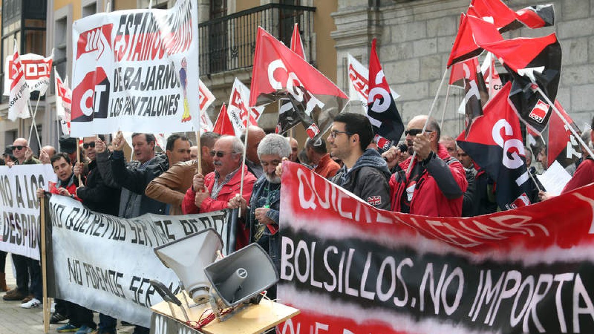 Nueva protesta de los trabajadores ante el Ayuntamiento. A. F. B.