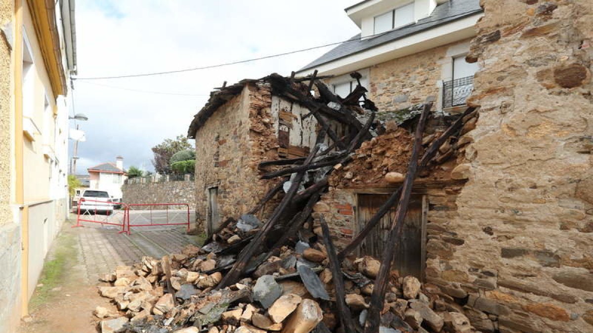 Parte de la vivienda se desplomó hace dos semanas, en un día de lluvia, sin
alcanzar a nadie. Pero cuando el Ayuntamiento de Ponferrada acudió con una máquina para despejar los escombros, los operarios advirtieron del peligro de venirse abajo del resto de la estructura en ruinas que todavía está en pie. l. de la mata