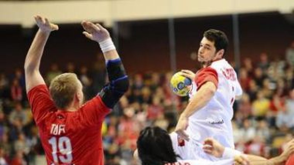 Entrerríos controla el balón ante el danés Rene Toft Hansen.