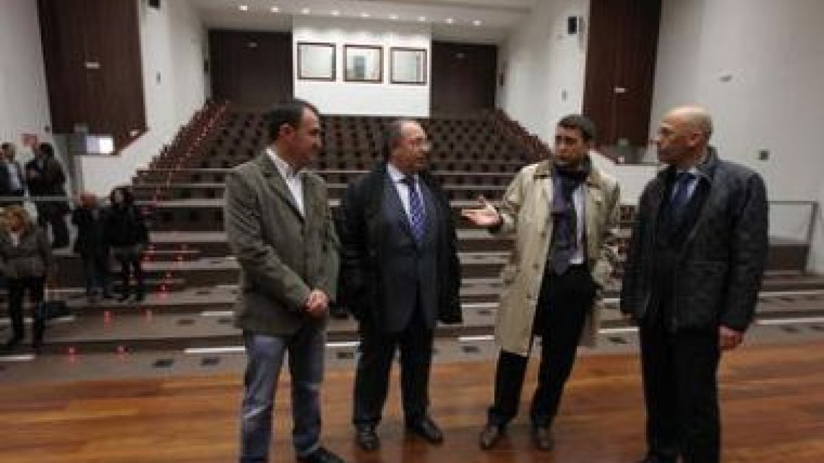 El director del conservatorio, José Alberto Buelta, Fernández, Riesco y Sánchez Pascuala.