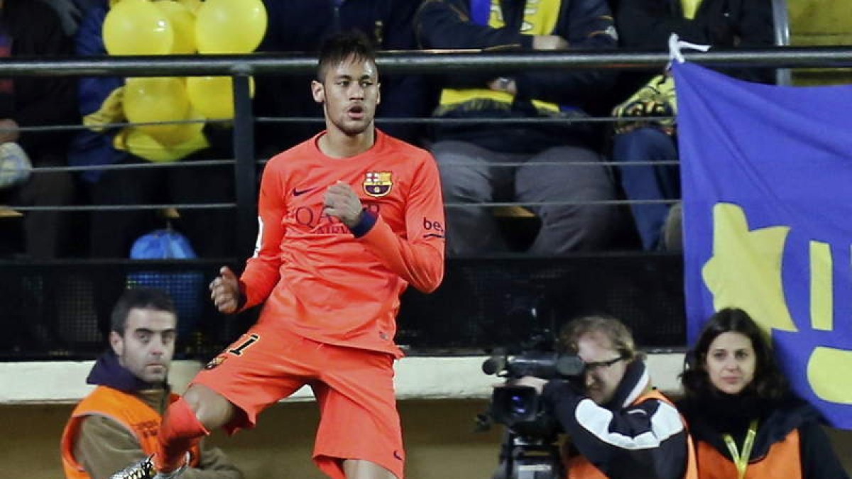 Neymar celebra el tercer gol del Barcelona, ayer frente al Villarreal.