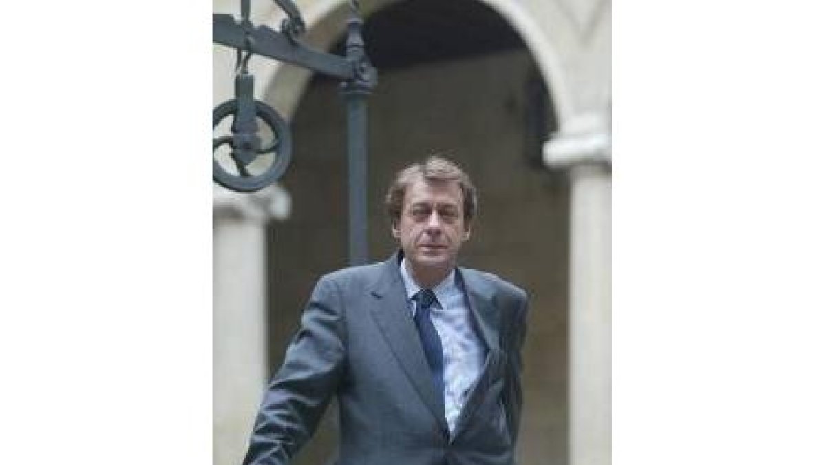 Javier García Prieto posa en el claustro de la Diputación leonesa