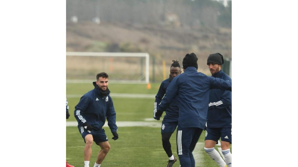 La Deportiva se ejercitó ayer preparando el partido frente al Girona del próximo lunes. L. DE LA MATA