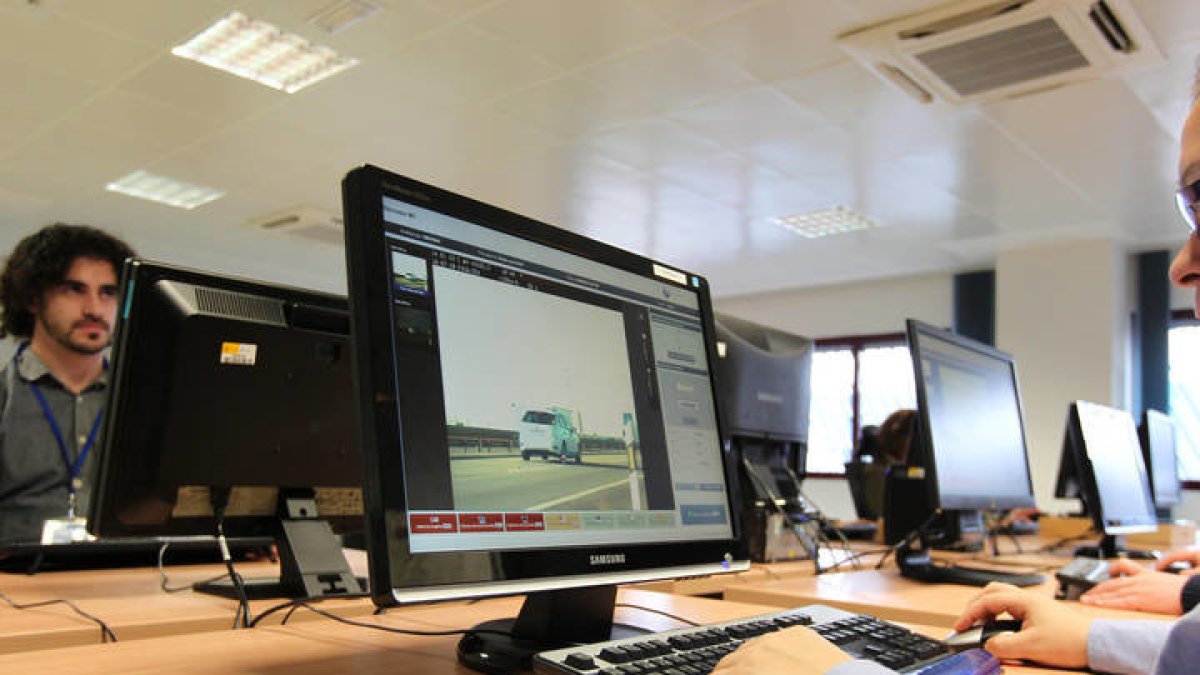 Trabajadores del centro Estrada de gestión de multas en León. SECUNDINO PÉREZ