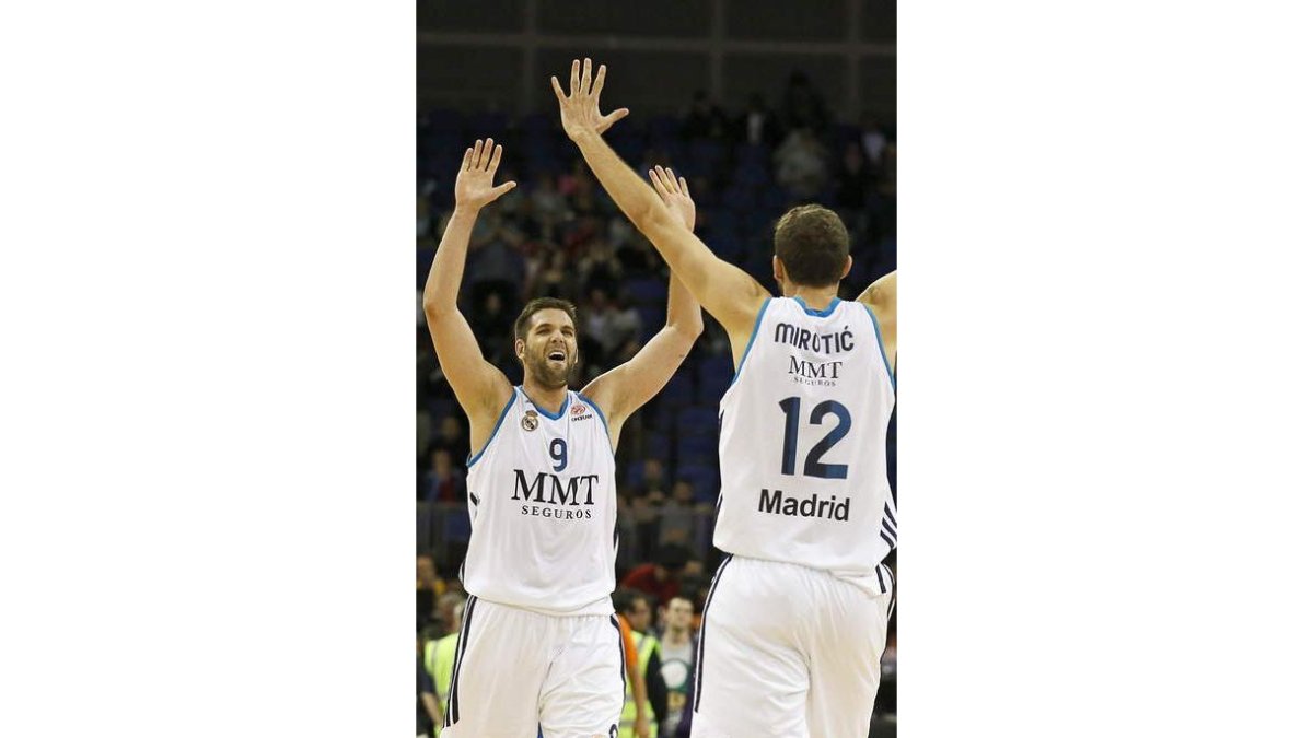 Reyes y Mirotic celebran el pase del Real Madrid a la final.