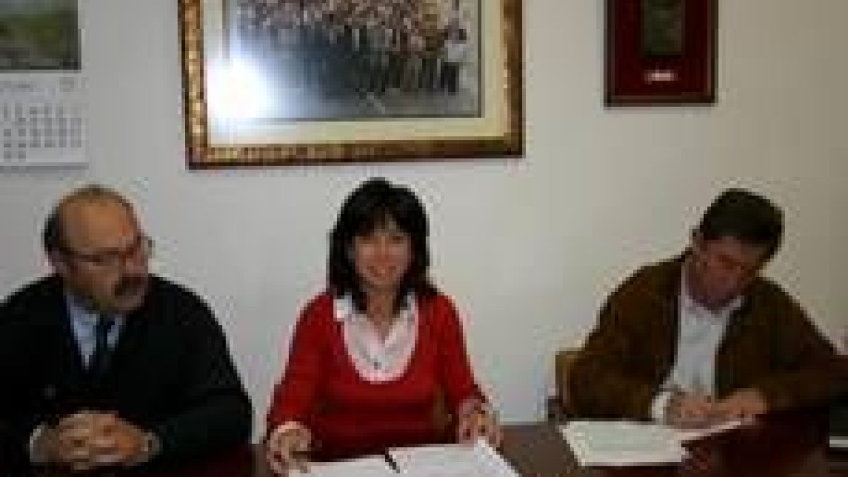 Francisco Sandoval, Ana Ferreras y Valentín Alonso firman el contrato