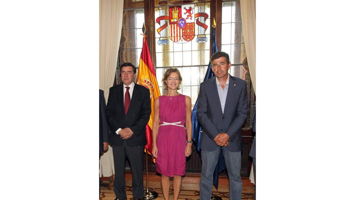 La ministra, ayer, con los representantes salmantinos.