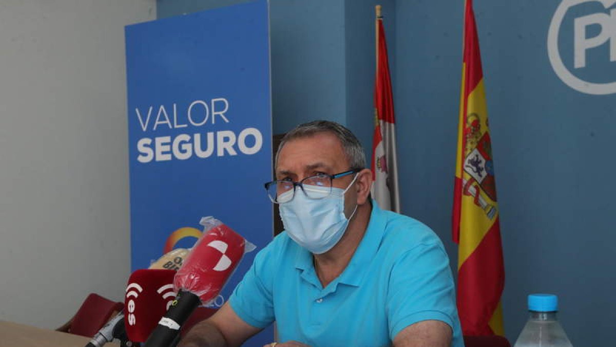 Adolfo Canedo, ayer en la sede del PP de Ponferrada. ANA F. BARREDO