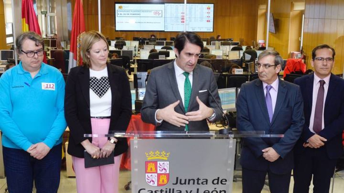El consejero de Fomento y Medio Ambiente de Castilla y León, Juan Carlos Suárez-Quiñones (c), presenta en rueda el balance del 1112. NACHO GALLEGO