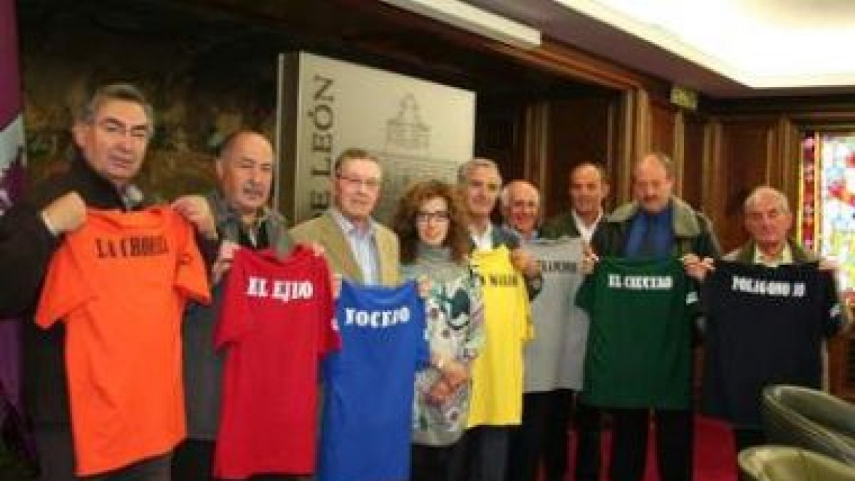 La concejala con los representantes de los clubes de bolos.