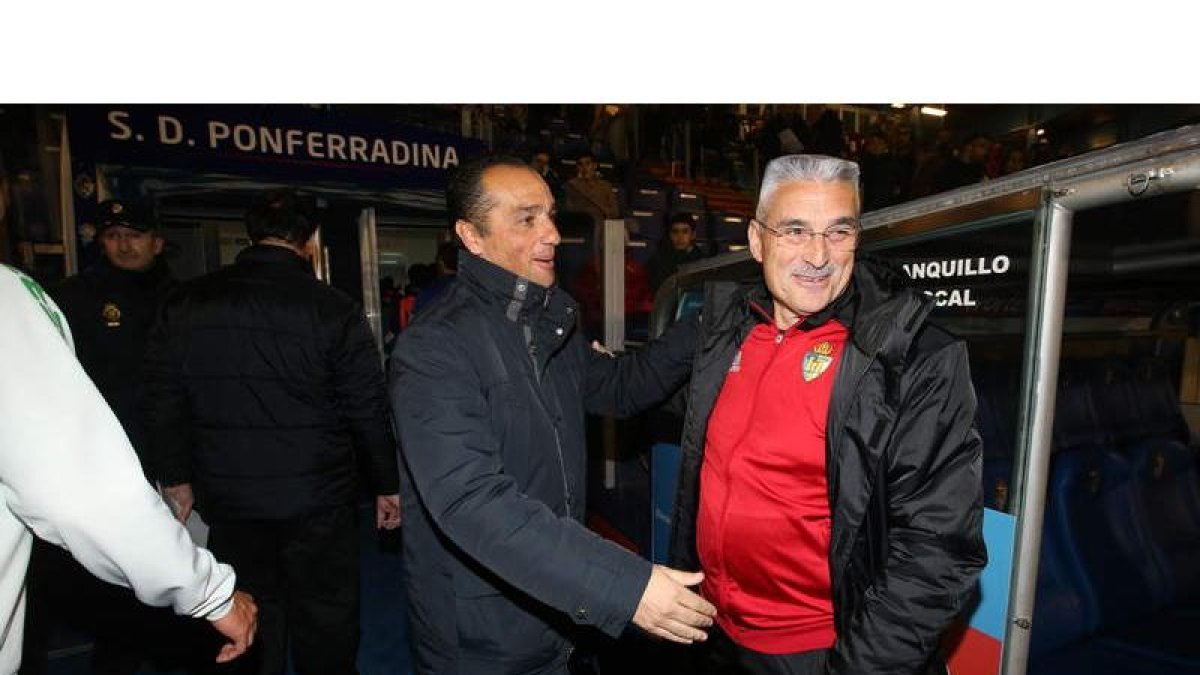 Los entrenadores del Córdoba, José Luis Oltra, y de la Ponferradina, Fabri, se saludan en El Toralín. L. DE LA MATA