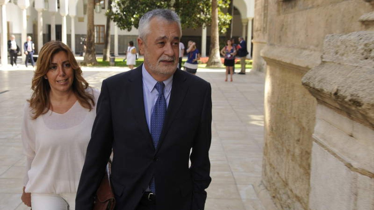 Griñán, seguido de la consejera andaluza de la Presidencia e Igualdad, Susana Díaz.