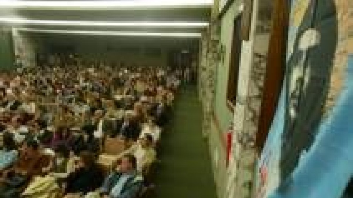 El salón de actos municipal se llenó para oir hablar de Cuba