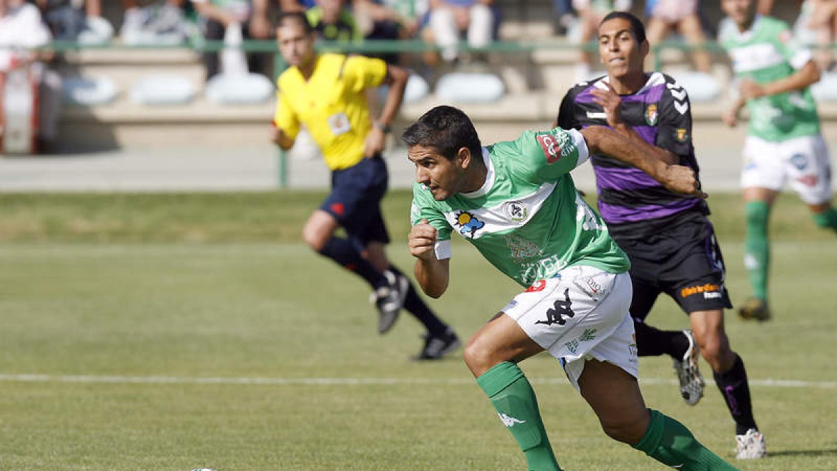 Borjas cuajó una gran actuación en su debut en partido oficial con la elástica maragata partiendo de sus botas el centro que remató Puente para marcar el gol del triunfo.