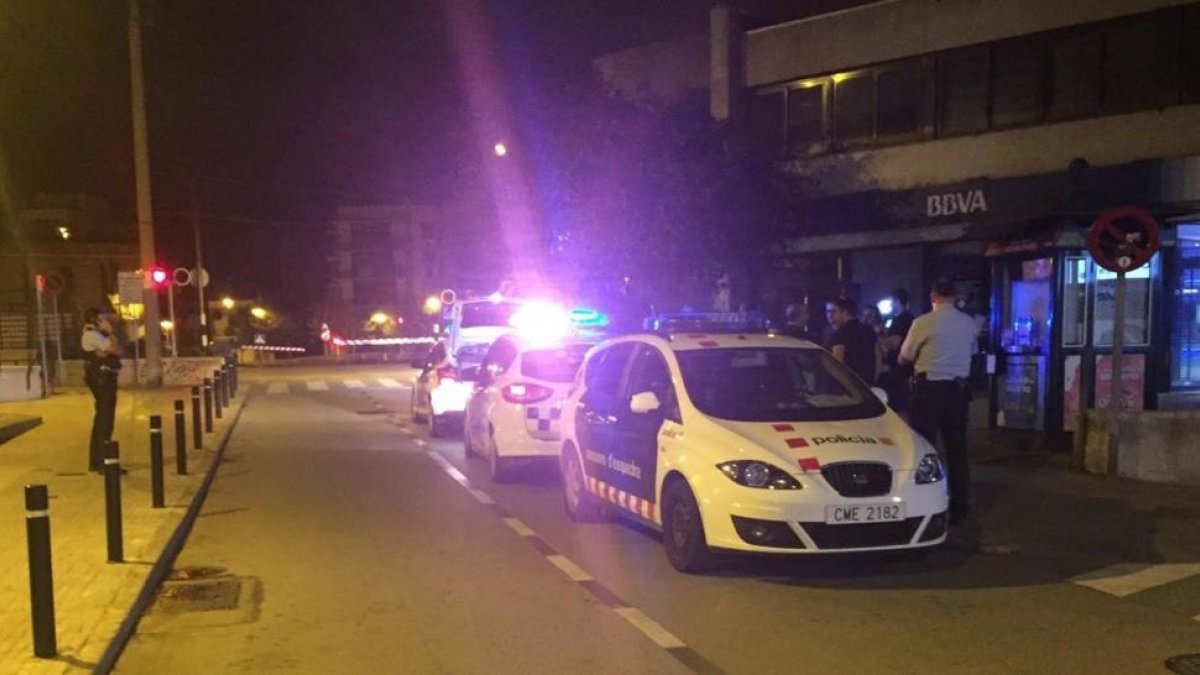 Policía local y Mossos identifican a miembros de la CUP en el inicio de la campaña del referéndum en Cerdanyola