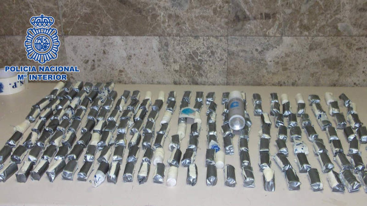 Parte de la cocaína incautada, dividida en paquetes listos para su distribución.