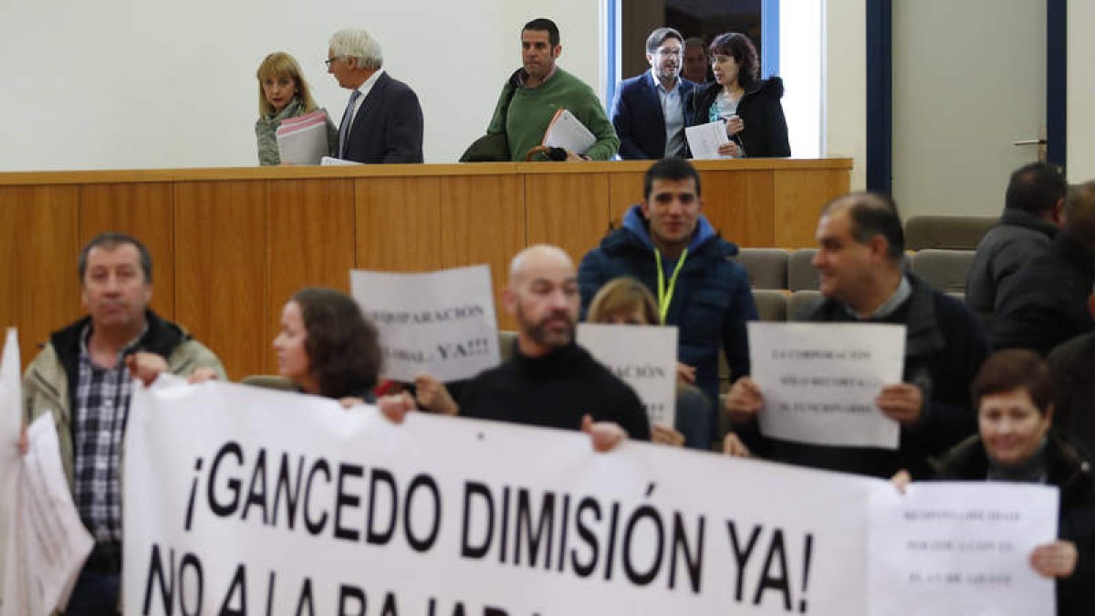La alcaldesa y los miembros de PSOE-PAL fueron recibidos con pancartas de no al recorte salarial. JESÚS