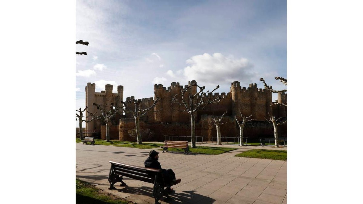 Panorámica del castillo de Valencia de Don Juan. JESÚS F. SALVADORES