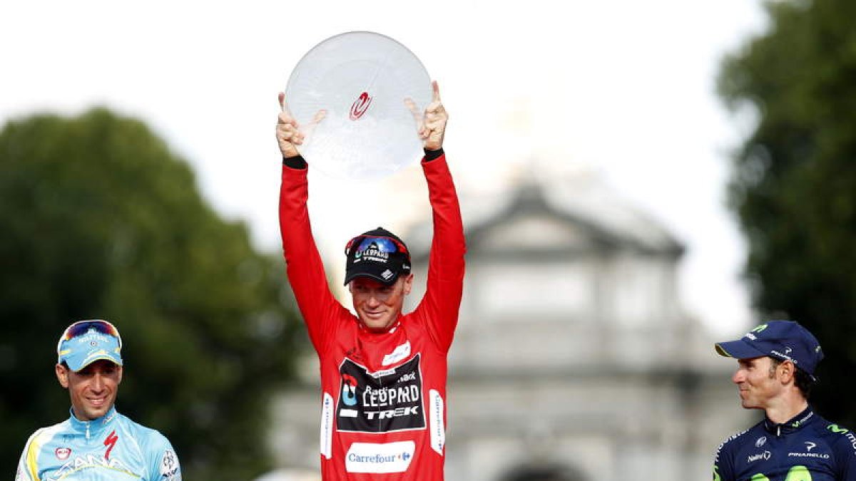 Horner en el podio flanqueado por Nibali y Valverde.