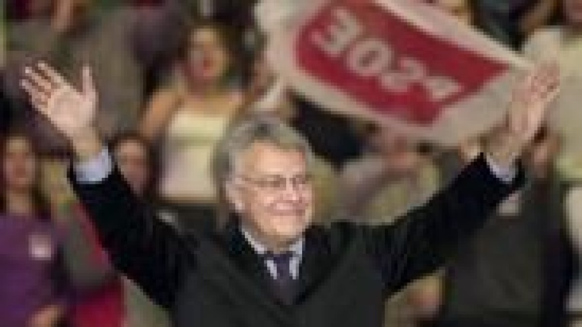 Felipe González saluda a los miles de socialistas, ayer en Vistalegre
