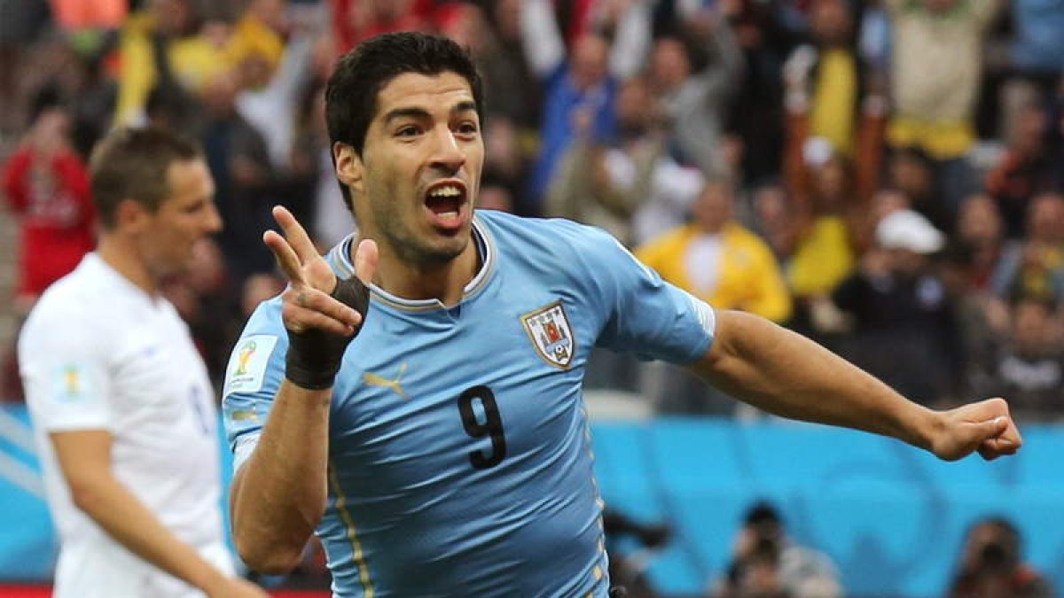 Luis Suárez celebra el gol que dio la victoria a Uruguay frente a Inglaterra.