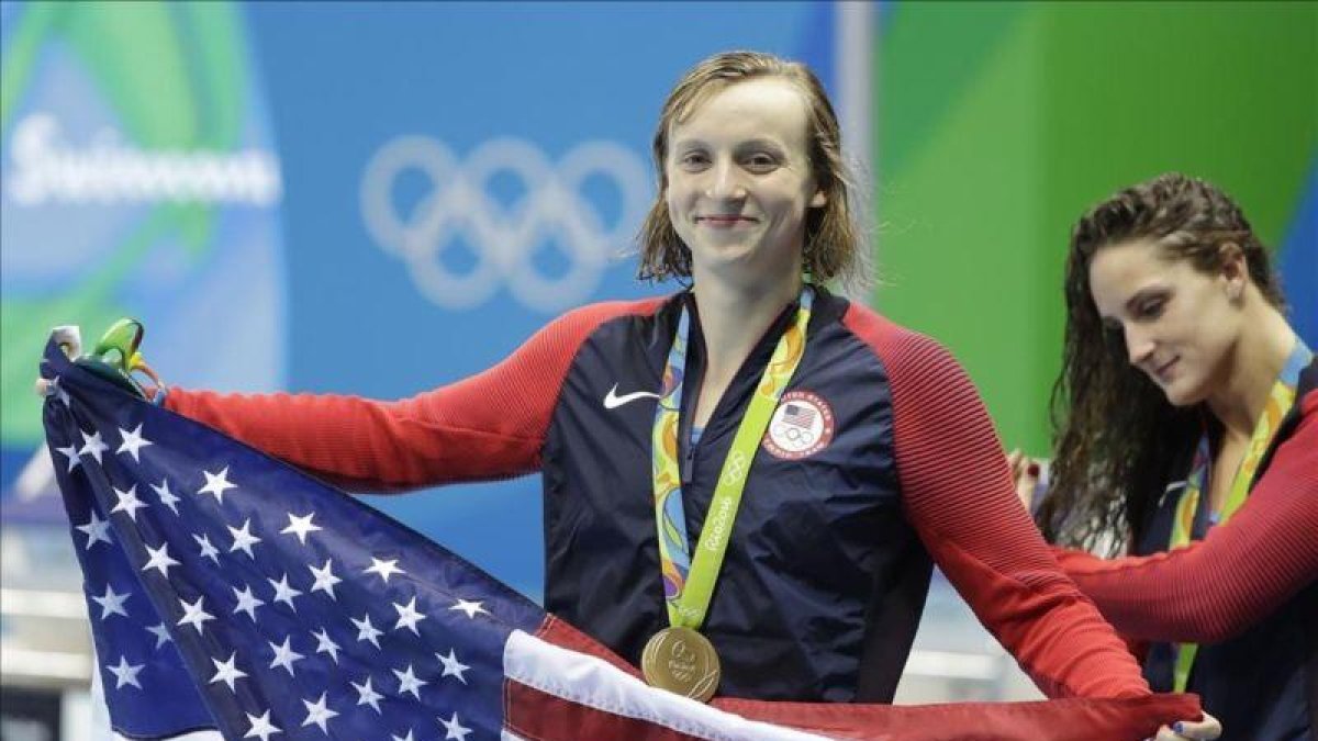 Ledecky posa con la bandera estadounidense tras su triunfo en los 400 libre.