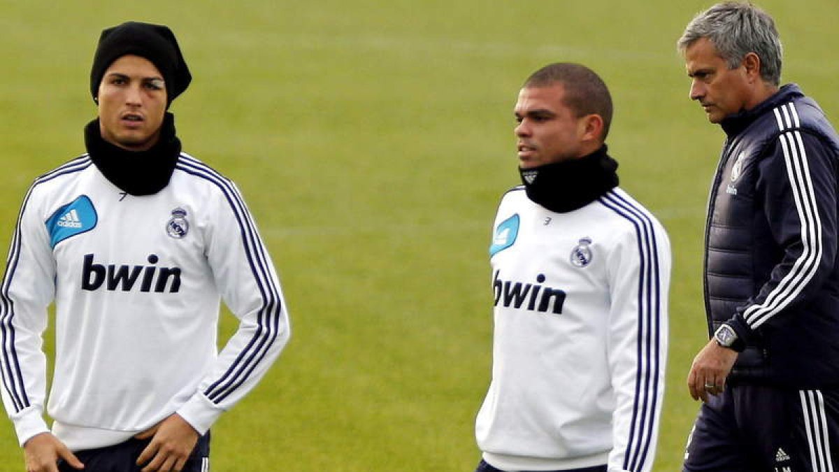 Cristiano Ronaldo, junto a Pepe y Mourinho, en el entrenamiento del Real Madrid.