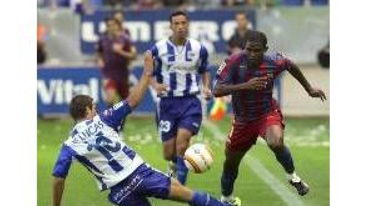 Enrique de Lucas intenta frenar un avance con el balón de Samuel Eto'o en el partido del sábado