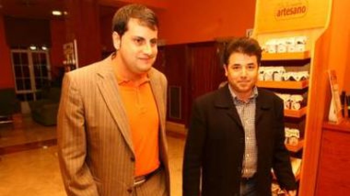 Iván García y Esteban Jesús Carro, ayer al presentar la revista socialista