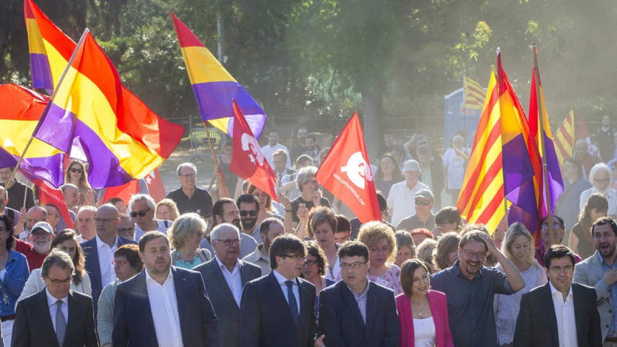Dirigentes nacionalistas acompañan a Nuet a declarar por un tema relacionado con la consulta. Q. G.