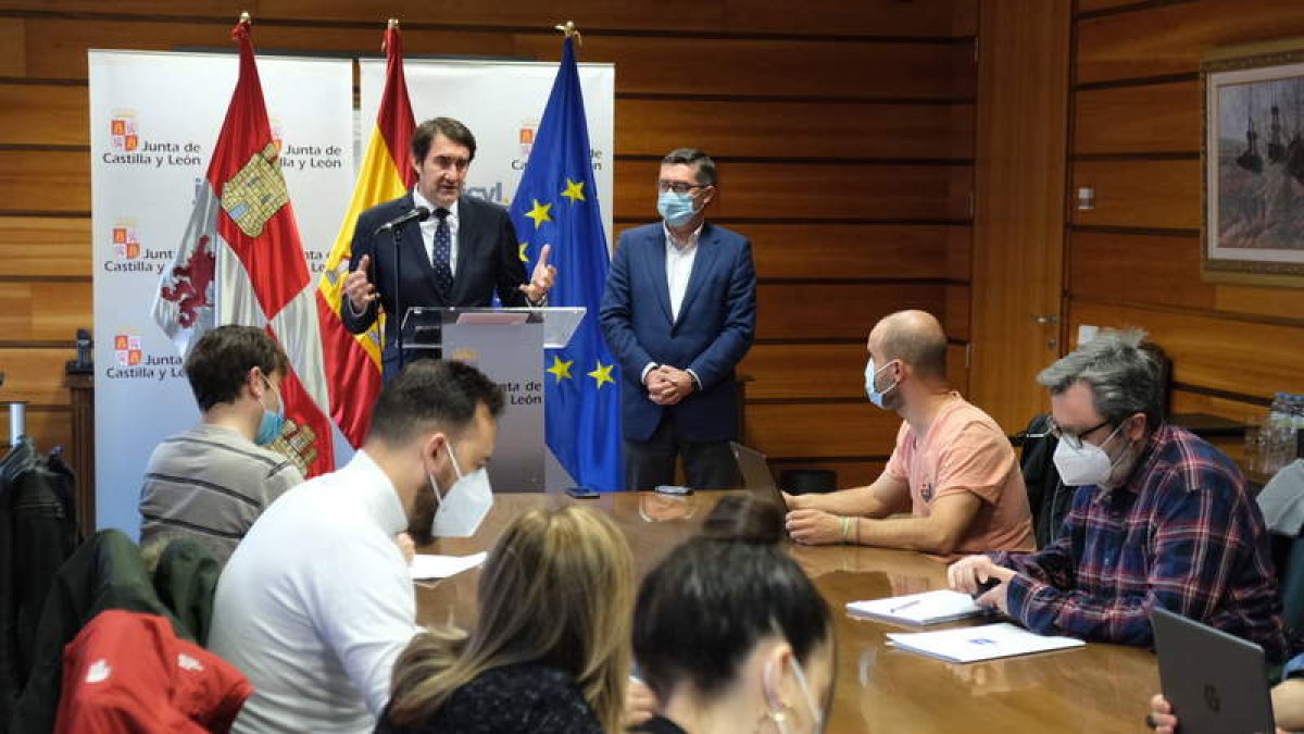 Juan Carlos Suárez-Quiñones explica, ayer, su postura sobre la Estrategia Forestal Europea. PRENSA CYL