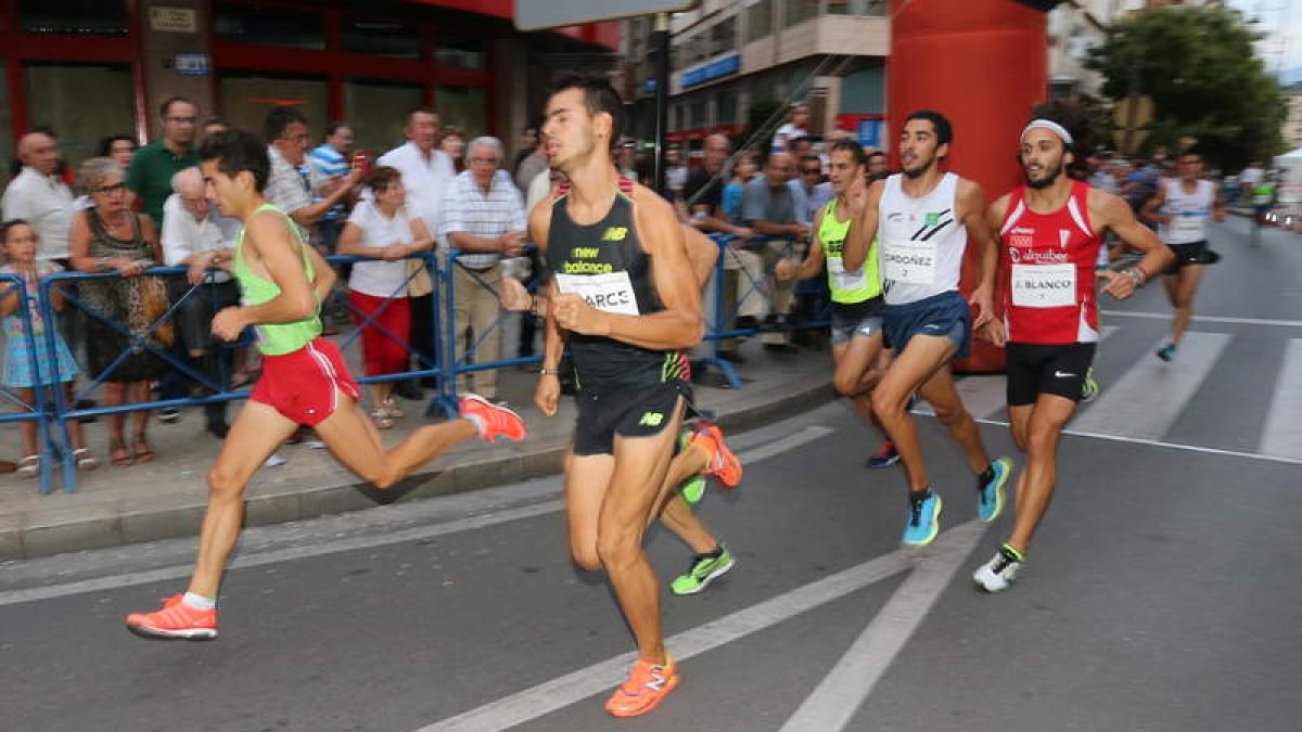 Los favoritos pronto dejaron constancia de sus intenciones comandando la carrera.