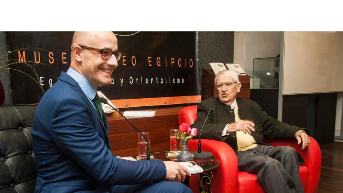 Raúl López, director del Museo Liceo Egipcio, junto al compositor villafranquino Cristóbal Halffter. FERNANDO OTERO PERANDONES