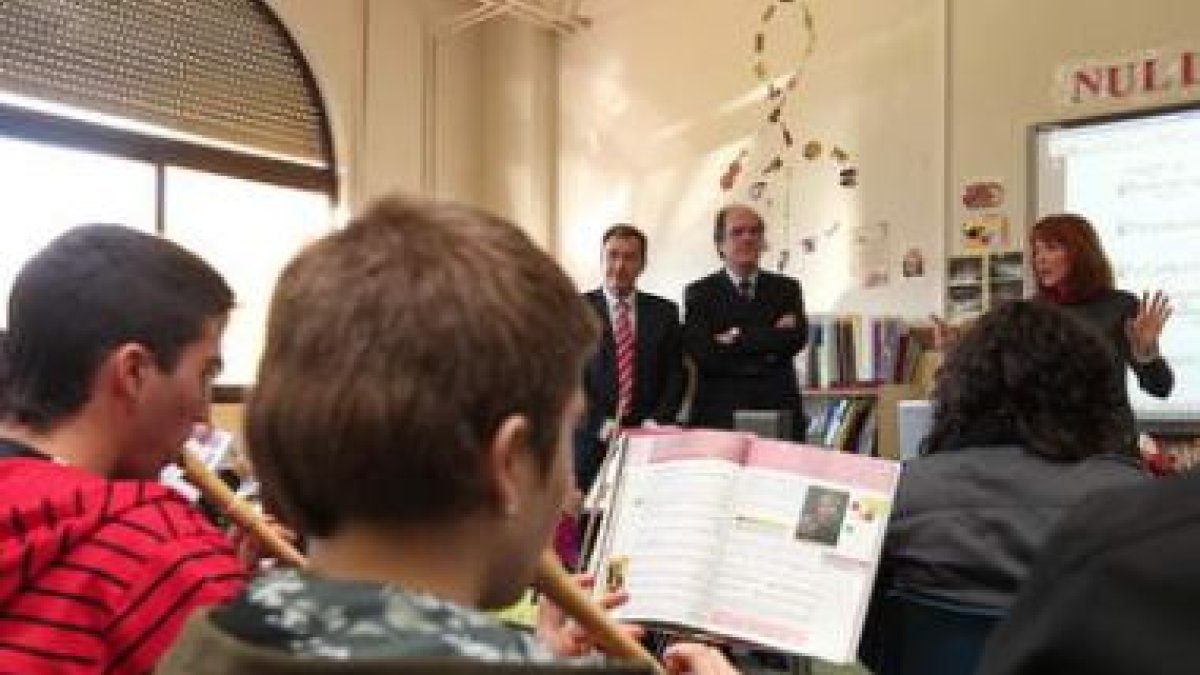 Los estudiantes de Música interpretan el Himno de la Alegría ante Ángel Gabilondo.