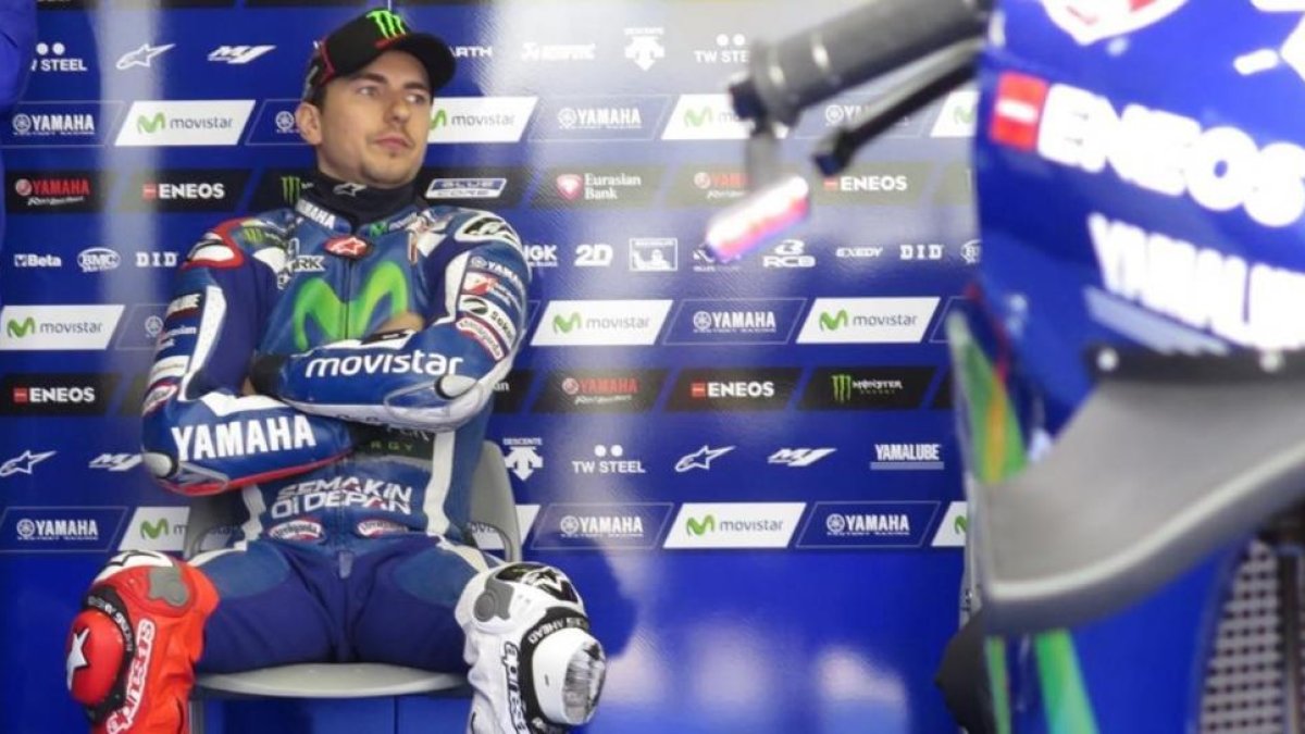 Jorge Lorenzo (Yamaha) espera paciente, en su box, que deje de llover para volver a la pista tras su caída en Sachsenring.