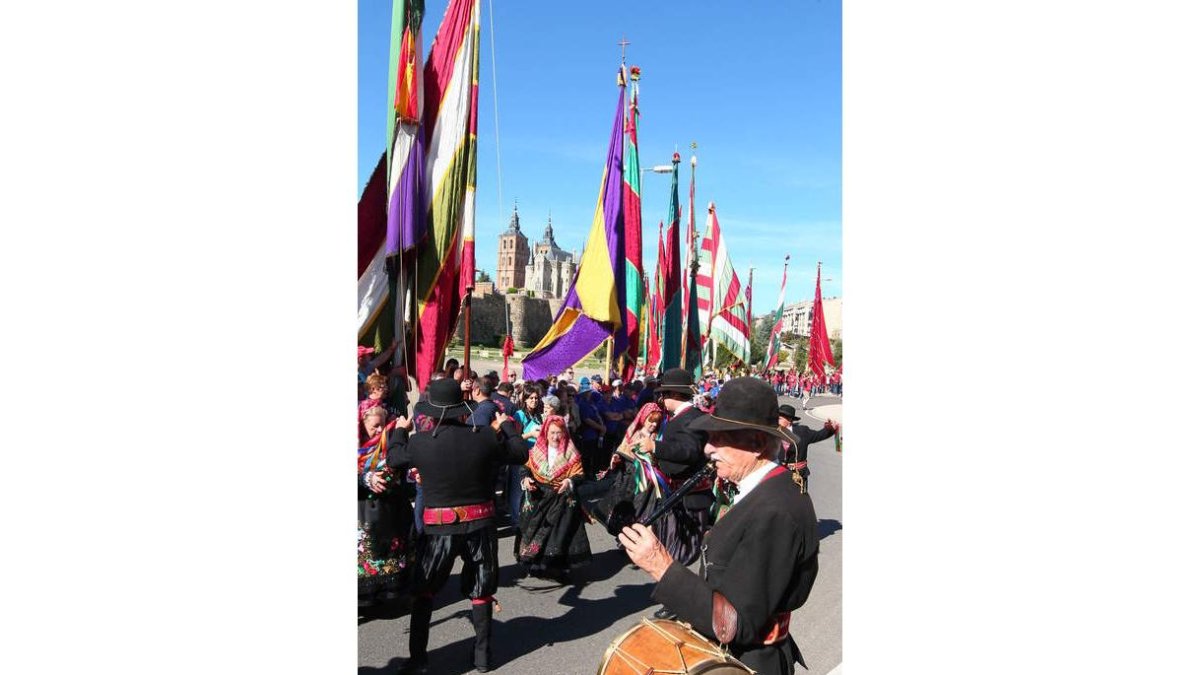 El folclore leonés acompañó a los pendones en su desfile.
