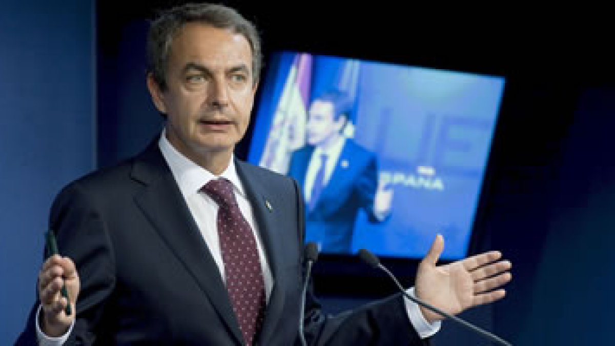 El presidente del Gobierno, José Luis Rodríguez Zapatero, en Bruselas tras la reunión del Consejo.