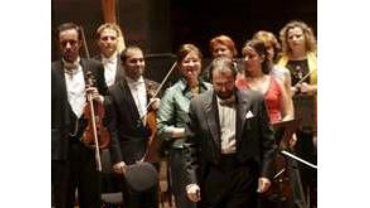El director Dorel Murgu junto a los músicos de la Odón Alonso