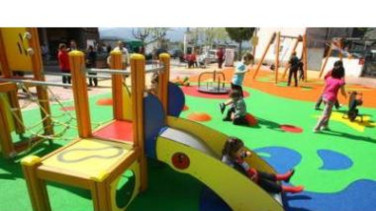 Los más pequeños estrenaron los juegos de la nueva plaza de Navarra en el barrio ponferradino.