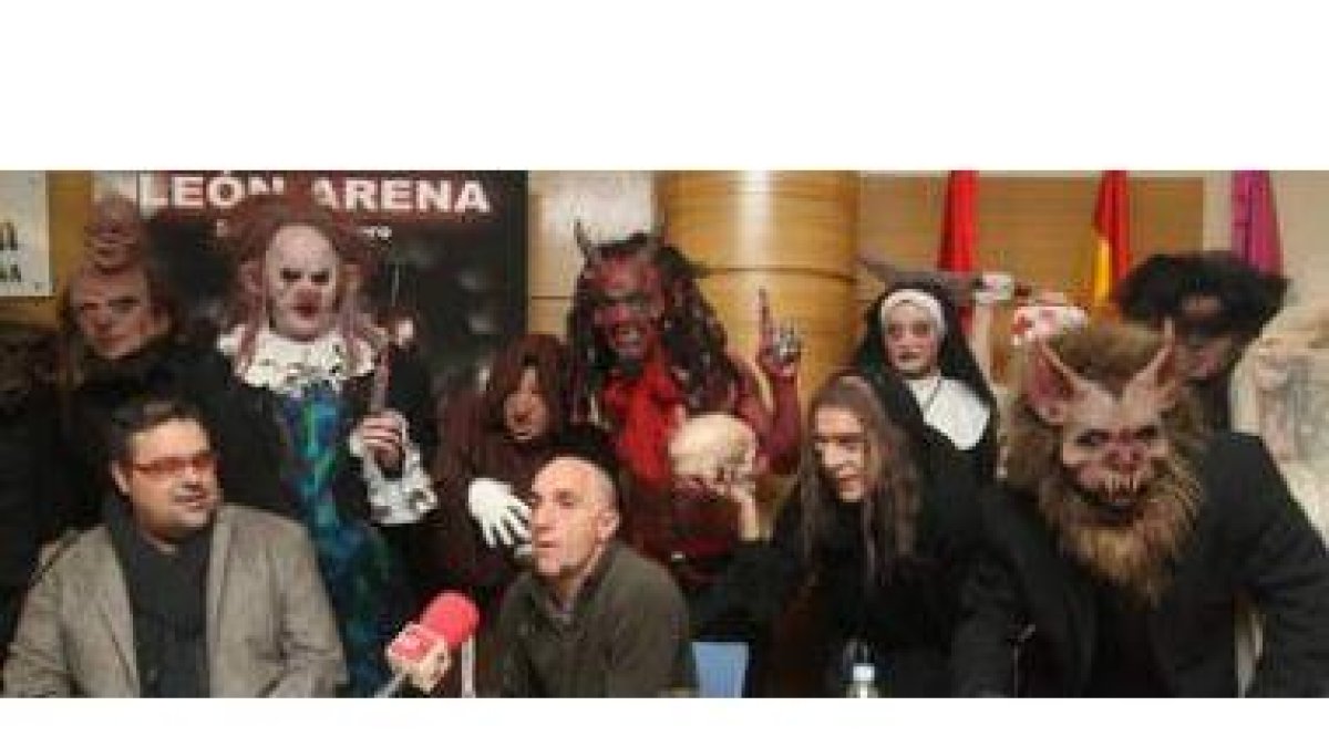 José Manuel Fernández Chana, de León Arena, y Suso Silva, con algunos de los personajes de «Ps