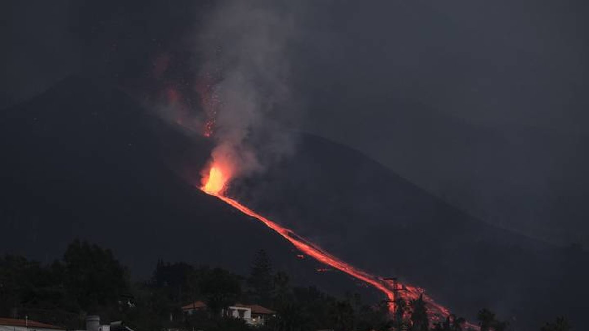 Tras un día relativamente en calma, la erupción volcánica de La Palma ha empezado a lanzar lava a gran velocidad y virulencia. ÁNGEL MEDINA
