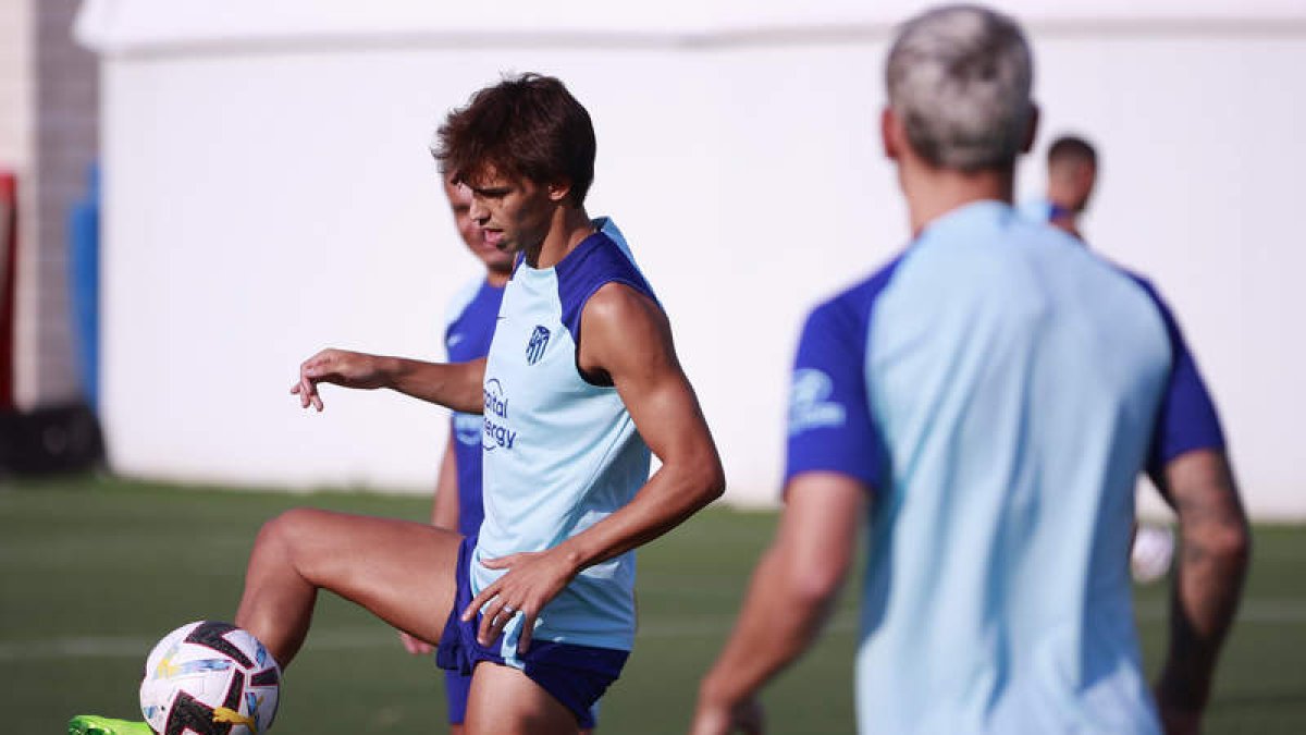 Joao Félix durante un entrenamiento con el club rojiblanco. ATLÉTICO DE MADRID