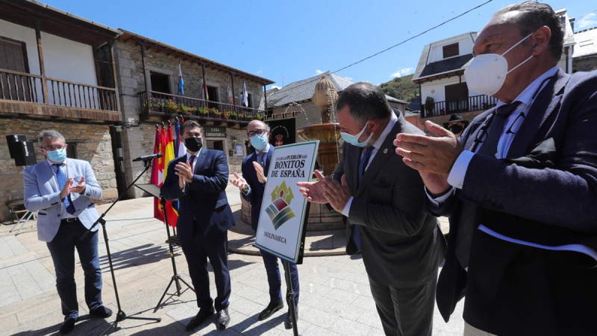 Representantes de la asociación nacional, Ortega, Morán y Arias, ayer, descubriendo la placa. ANA F. BARREDO
