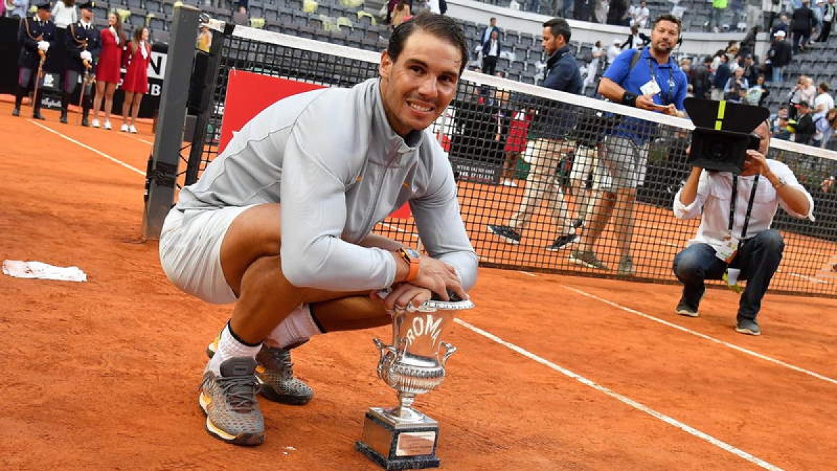 Nadal posa con el trofeo ganado en el Masters de Roma, el octavo que levanta el en Foro Itálico. FERRARI