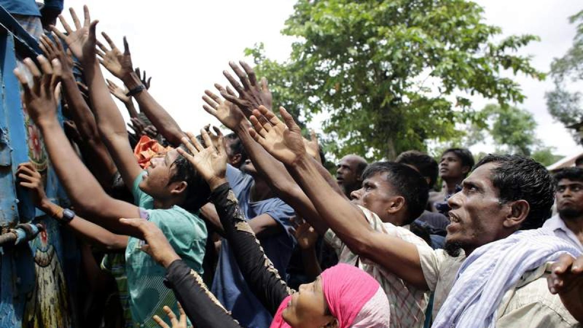 Refugiados de la etnia rohinyá piden ayuda en Ukhia, Bangladesh. ABIR ABDULLAH