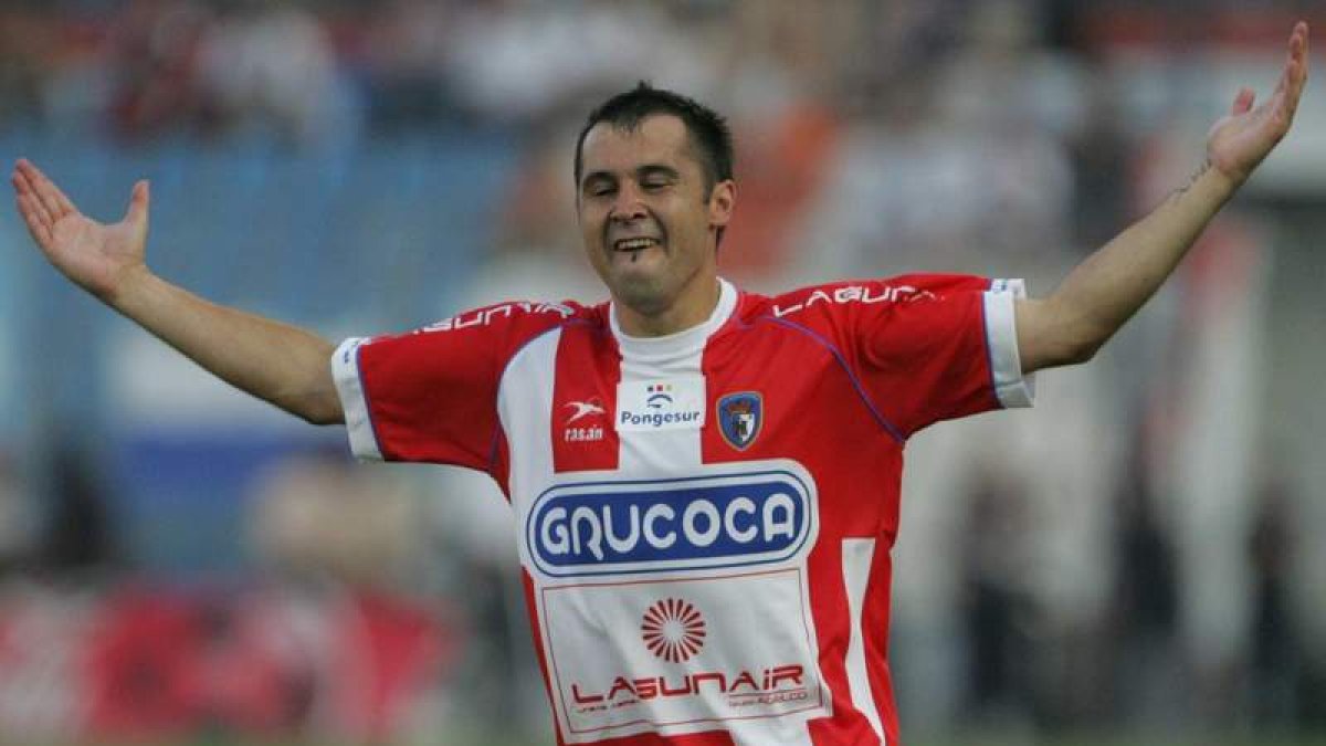 Fran celebró así el gol que dio a la Deportiva el primer ascenso a Segunda. L. DE LA MATA