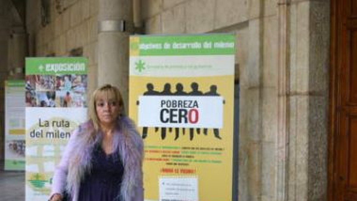 La presidenta de la Diputación, Isabel Carrasco, en una exposición contra la pobreza en el Palacio d