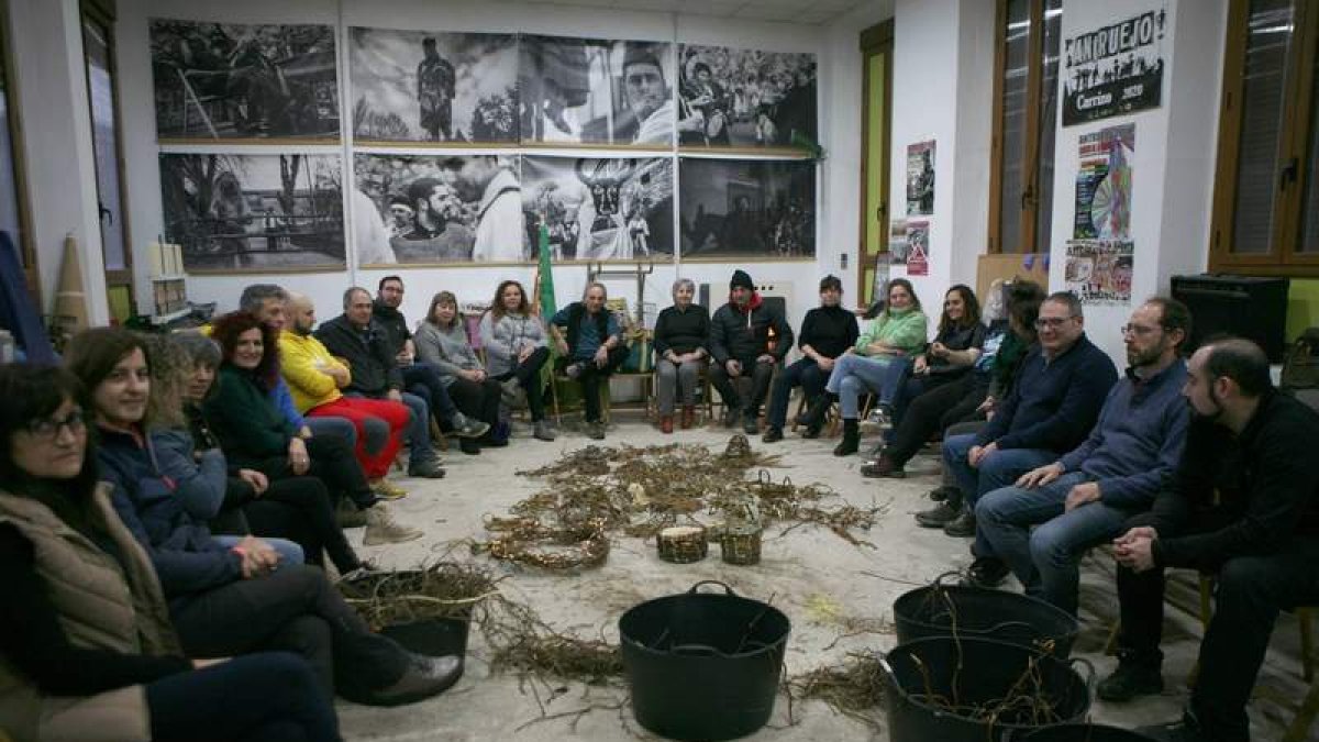 Tejiendo los tallos del lúpulo mojados. ECOLOGÍAS DEL LÚPULO