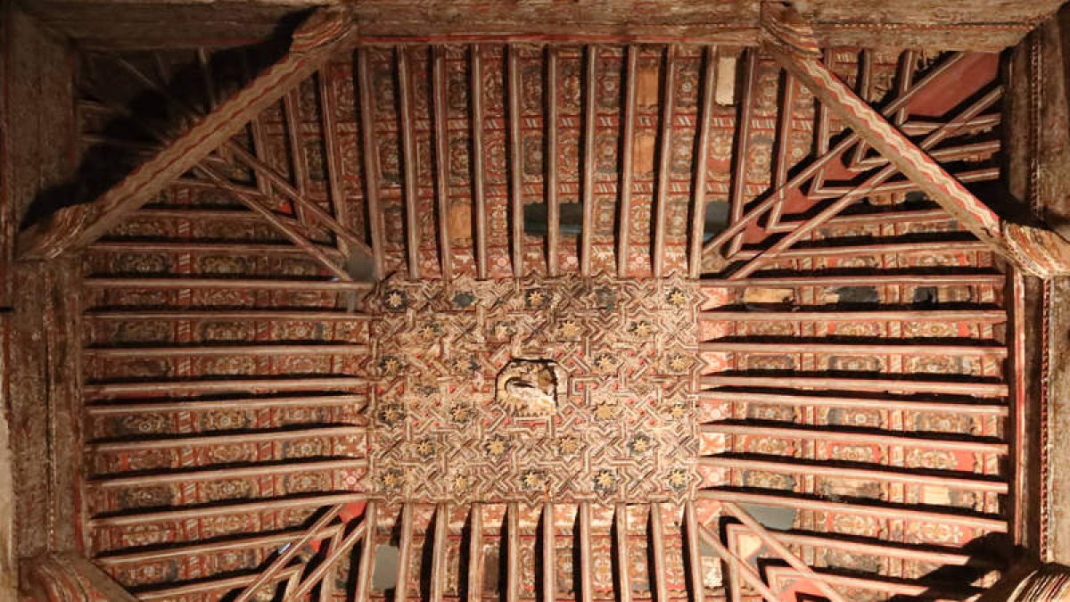 El artesonado mudéjar de la iglesia de la Asunción de Villacé se encuentra en mal estado de conservación y clama por su restauración.
