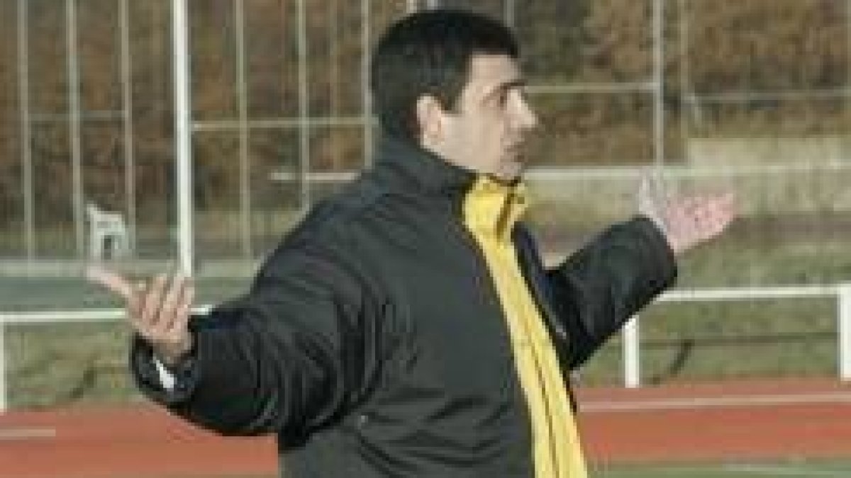 Carlos Rivas no paró de dar instrucciones a sus jugadores